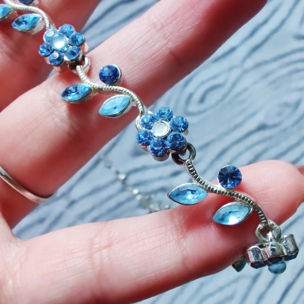 💙SOLD💙 VINTAGE 90s Blue Floral Jewel Necklace Choker